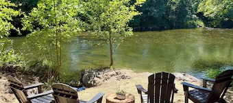 Cozy Cottage on Applegate River Micro-Farm at Vineyards.15 Min to Jacksonville