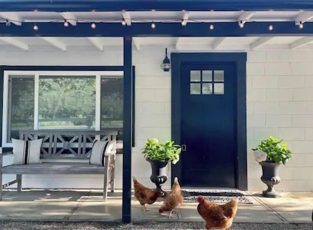 Exterior detail. Cozy Cottage on Applegate River Micro-Farm at Vineyards.15 Min to Jacksonville