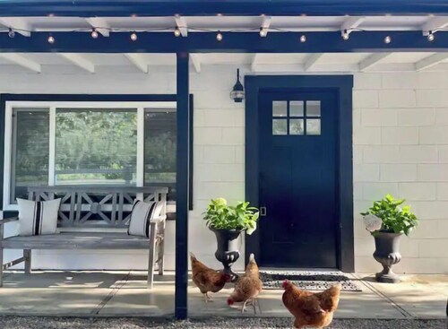 Cozy Cottage on Applegate River Micro-Farm at Vineyards.15 Min to Jacksonville