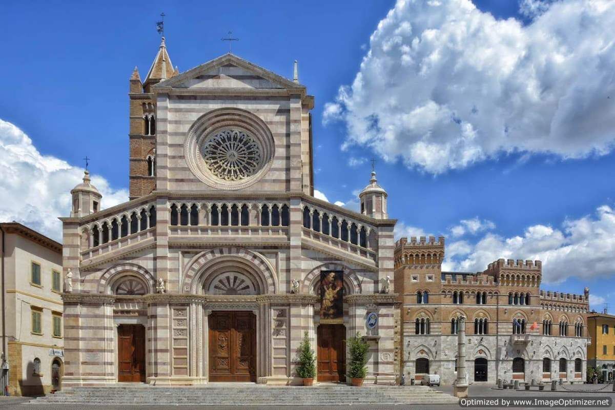 Un edificio histórico con una gran cúpula central, ventanas en arco y una fachada simétrica.