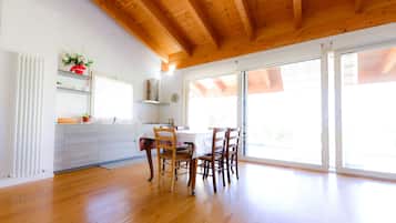Villa Familiale, 2 chambres, patio, rez-de-chaussée | Coin séjour