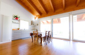 Villa familiar, 2 habitaciones, patio, planta baja | Área de sala de estar