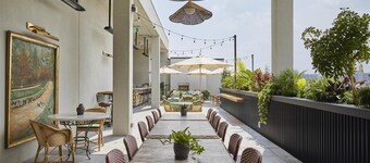 โรงแรมยีนีฟพาร์ทออฟเจดีวีบายไฮแอท