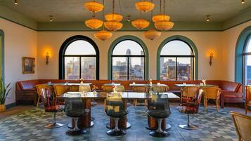 2 bars/lounges, cocktail bar, rooftop bar