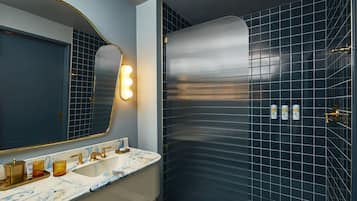 Kostenlose Toilettenartikel, Haartrockner, Bademäntel, Hausschuhe