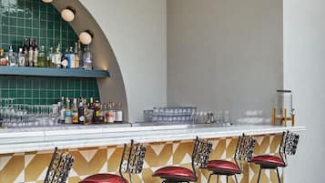 2 Bars/Lounges, Cocktailbar, Bar auf der Dachterrasse