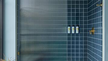 Artículos de tocador gratuitos, secador de pelo, batas, pantuflas