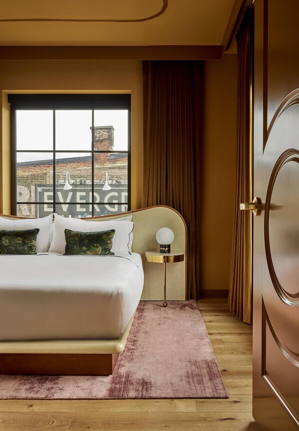Phòng Suite, 1 giường cỡ king | Bộ đồ giường kháng dị ứng, két bảo mật tại phòng, bàn 