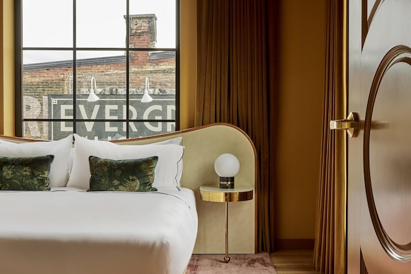 Hypo-allergenic bedding, in-room safe, desk, laptop workspace