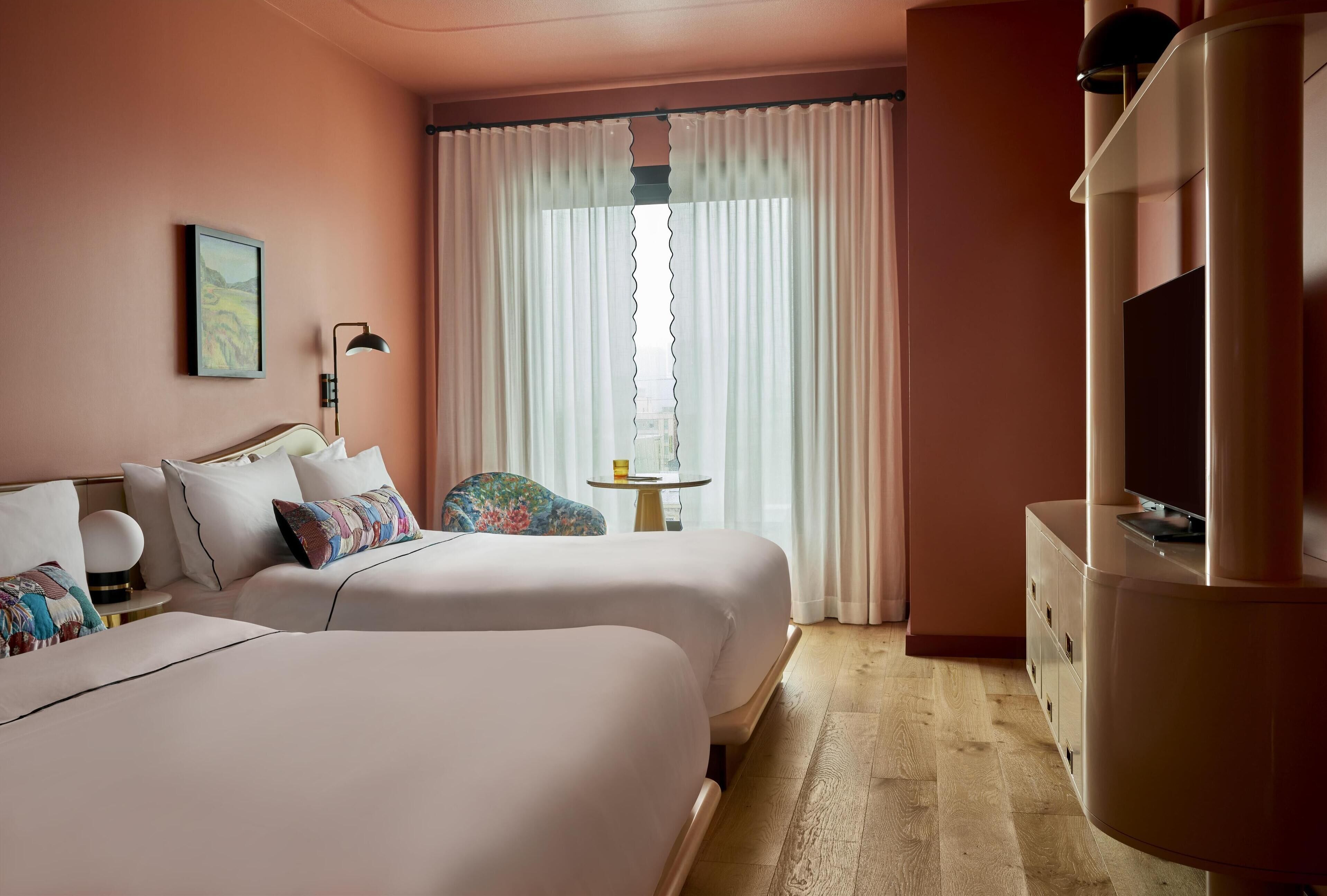 低過敏寢具、客房內保險箱、書桌、筆電工作空間