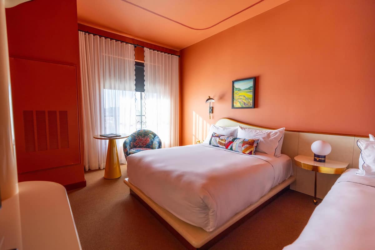 Chambre, 2 grands lits | Literie hypoallergénique, coffres-forts dans les chambres, bureau
