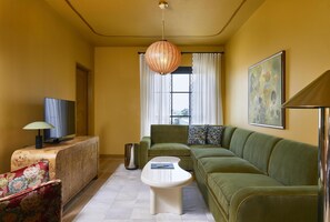 Hypo-allergenic bedding, in-room safe, desk, laptop workspace