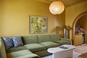 Hypo-allergenic bedding, in-room safe, desk, laptop workspace