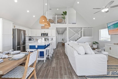 Reel Paradise: NEW Luxury 5BR! Private POOL + FirePit & OutdoorTV. Great Views!