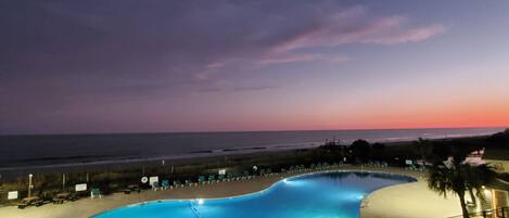 Alberca techada y alberca al aire libre