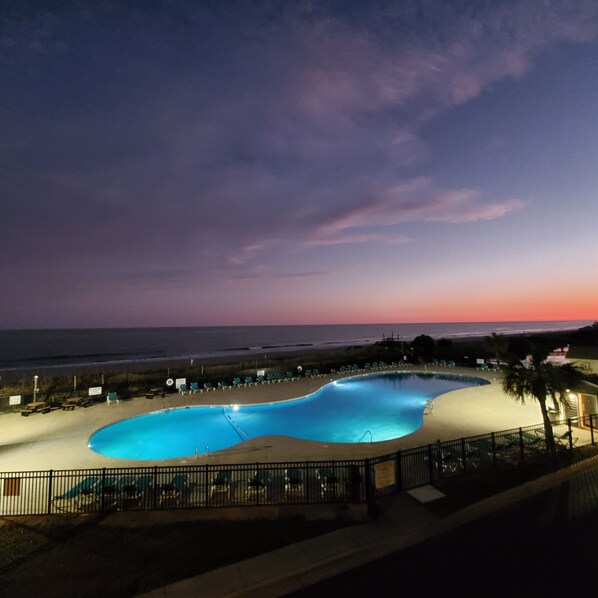 Alberca techada y alberca al aire libre