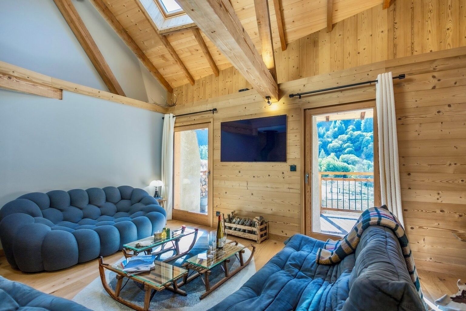 Smart-tv, een open haard, videospelletjes en boeken