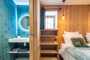 3 bedrooms, iron/ironing board, free WiFi, bed sheets - Chalet LOUIS and ROSALIE, sleeps 10, VALLOIRE, nature, authenticity, standing. (Valloire)