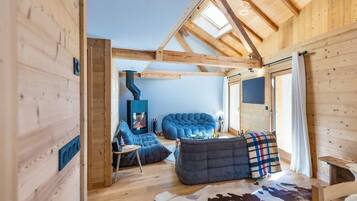 Smart TV, caminetto, videogiochi, libri