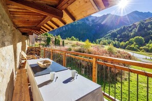 Outdoor dining - Chalet LOUIS and ROSALIE, sleeps 10, VALLOIRE, nature, authenticity, standing. (Valloire)