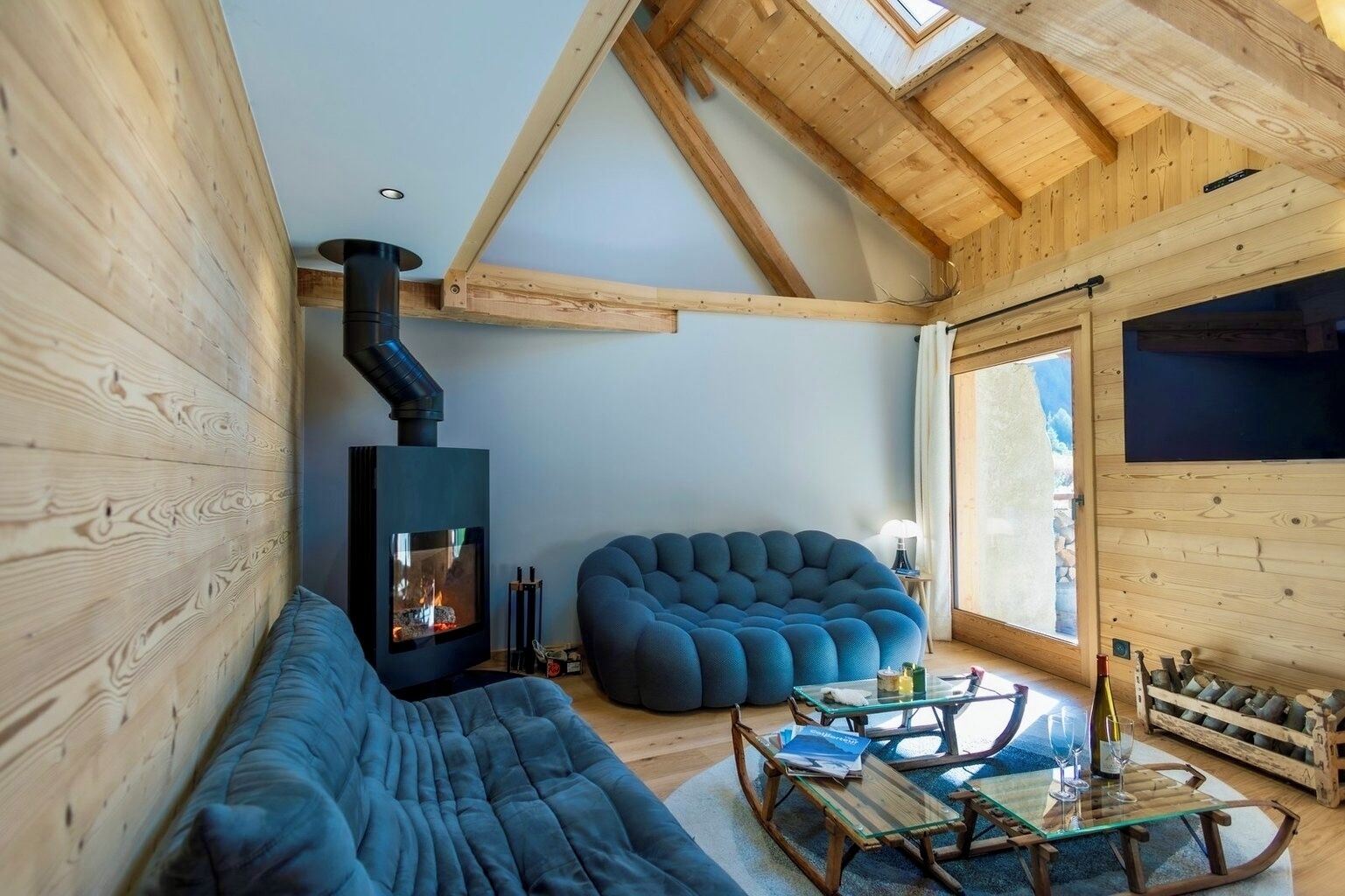 Smart-tv, een open haard, videospelletjes en boeken