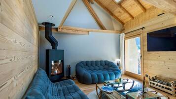 Smart-tv, een open haard, videospelletjes en boeken