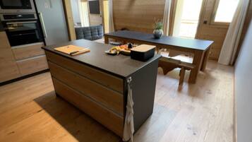 Een koelkast, een magnetron, een oven, een kookplaat