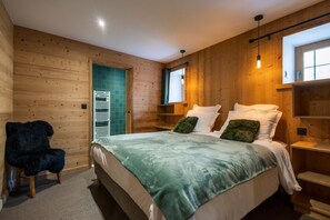 3 slaapkamers, een strijkplank/strijkijzer, gratis wifi, beddengoed