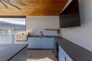 Fridge, microwave, oven, stovetop - Spacious Luxury Retreat: Ideal for Groups, Families & Couples Seeking Serenity (Austin)