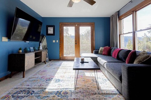 Spacious Luxury Retreat: Ideal for Groups, Families & Couples Seeking Serenity