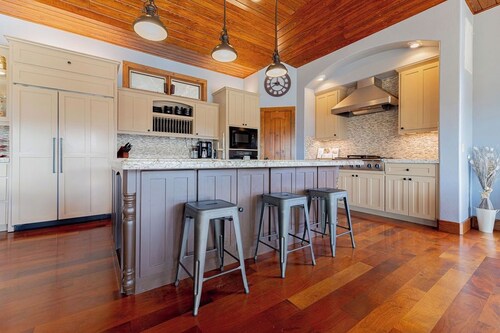 Spacious Luxury Retreat: Ideal for Groups, Families & Couples Seeking Serenity