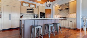Spacious Luxury Retreat: Ideal for Groups, Families & Couples Seeking Serenity