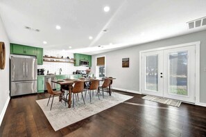 Fridge, microwave, oven, stovetop - Waylons House+Hot Tub+Party Barn (Fredericksburg)