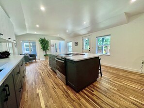 Frigorífico, microondas, horno y placa de cocina