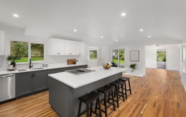 Refrigerador, microondas, horno y parrilla de estufa