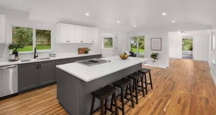 Gem in Milwaukie 2 bedroom - 2 Bathroom - Huge yard