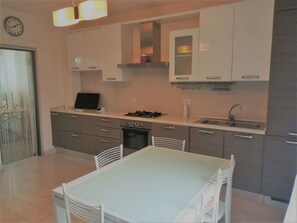 Fridge, oven, stovetop