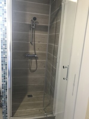 Ducha, secador de pelo, toallas, jabón