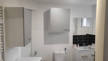 Douche, sèche-cheveux, serviettes fournies, savon