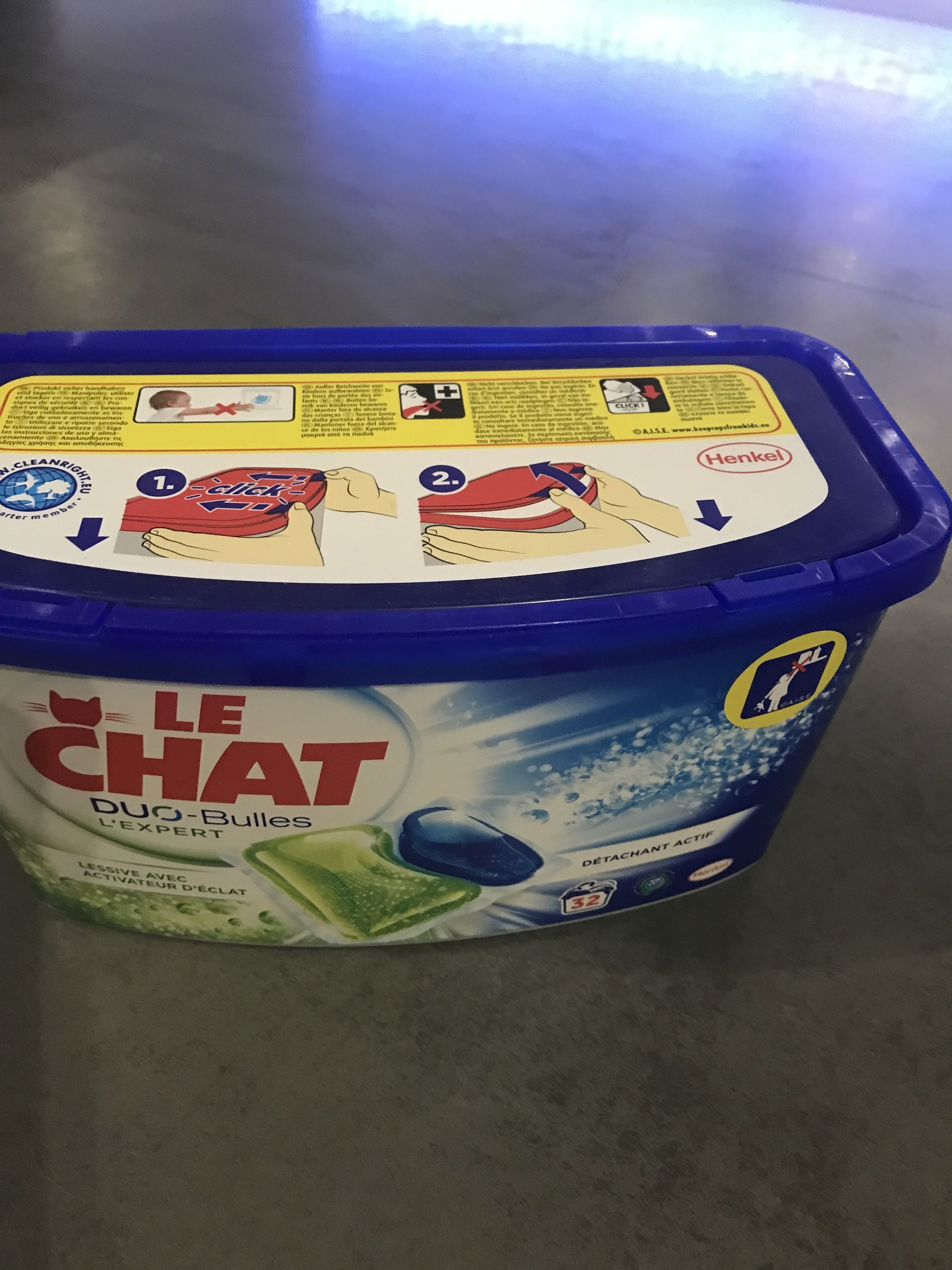 Eine Waschmittellotion von Le Chat Duo-Bulles mit blauem Verschluss und einer Etikette mit Reinigungshinweisen.