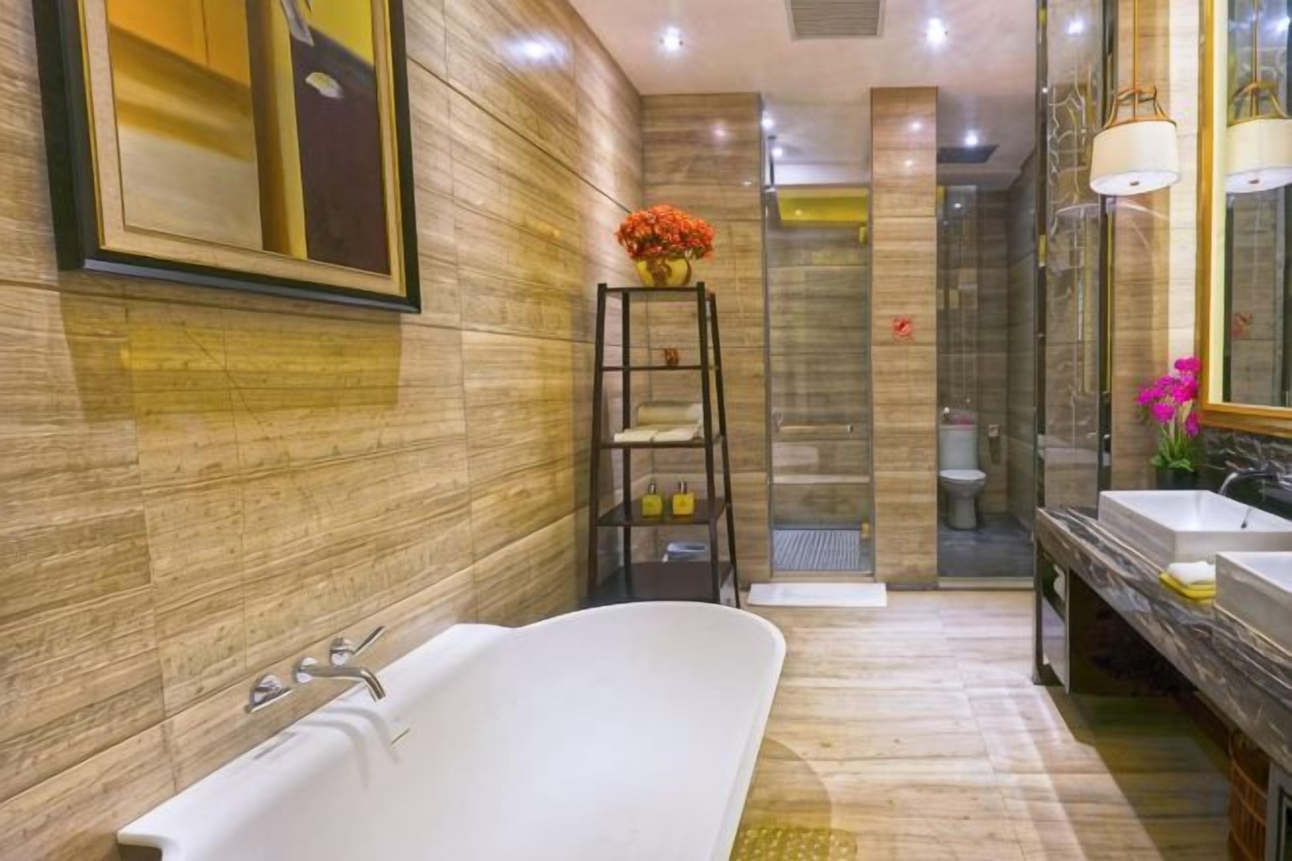 Une salle de bain moderne avec une baignoire sur pieds, une douche à parois de verre et un meuble-lavabo en marbre.