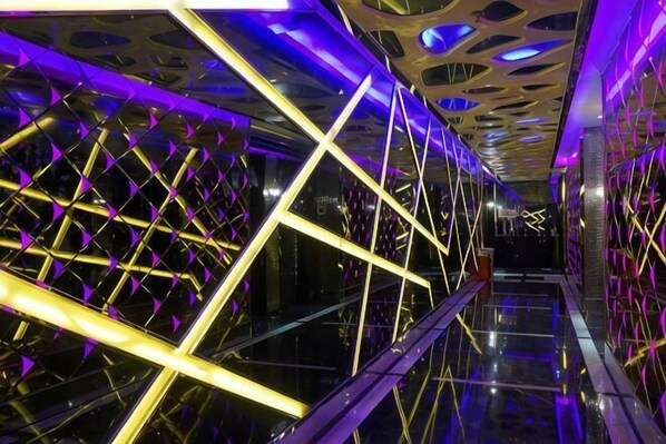A corridor with geometric patterns and reflective surfaces. - Jia Ye Hotel (Dongguan)