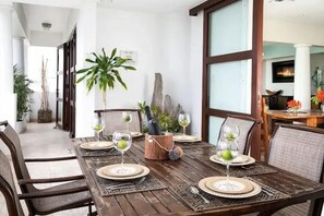 Dining - SEA ESTA VILLA at SHORE POINTE (Cupecoy)