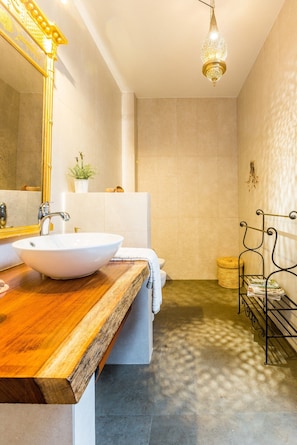 Badewanne, Haartrockner, Handtücher