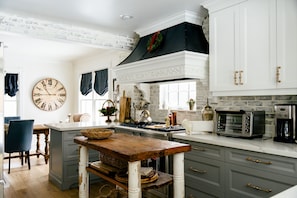 Fridge, oven, stovetop, dishwasher - Charming, home-away-from home; minutes from Langdon Hall, Roseville Estate, 401 (Cambridge)
