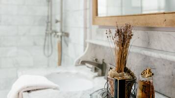 Douche, sèche-cheveux, serviettes fournies, savon