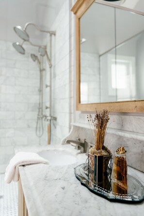 Shower, hair dryer, towels, soap - Charming, home-away-from home; minutes from Langdon Hall, Roseville Estate, 401 (Cambridge)