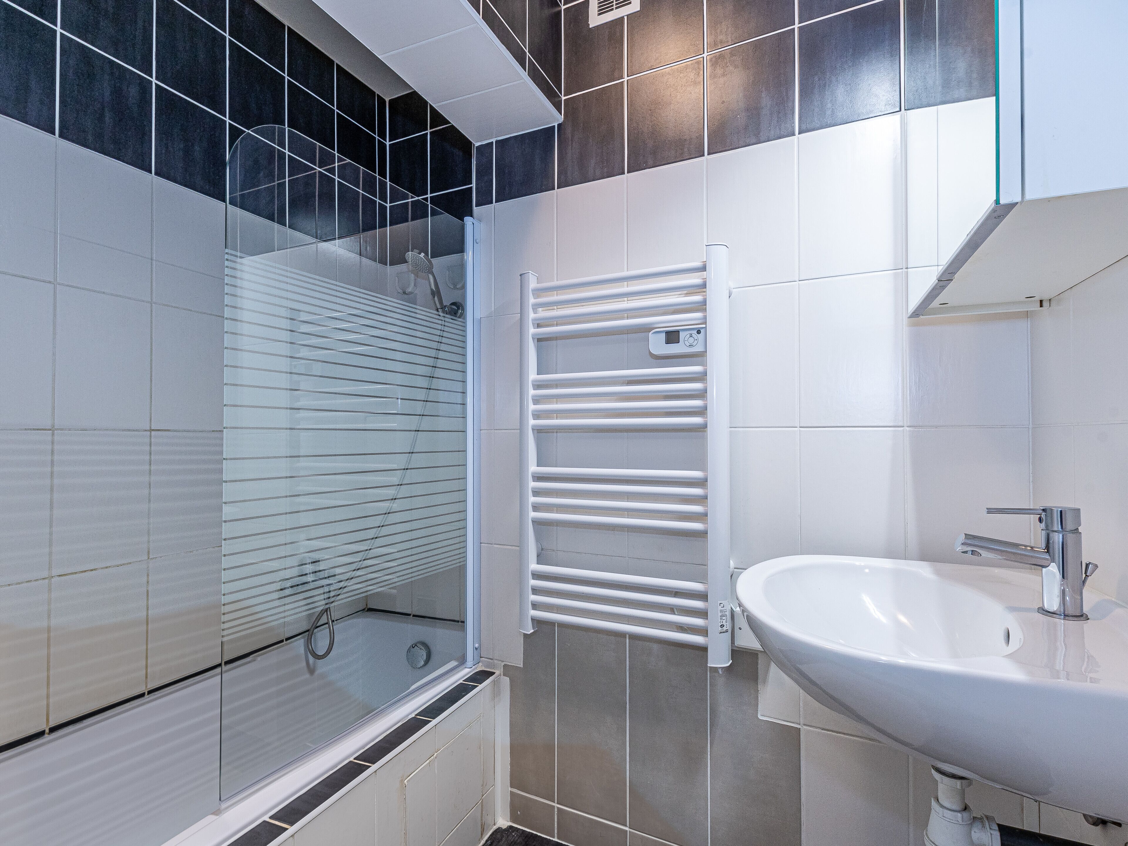 Badewanne, Haartrockner, Handtücher