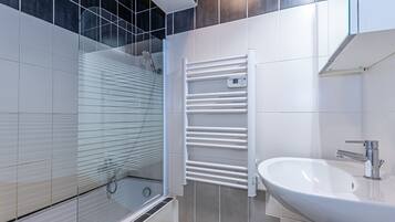 Badewanne, Haartrockner, Handtücher