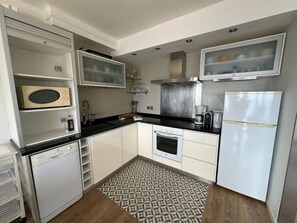 Jääkaappi, mikroaaltouuni, uuni, astianpesukone